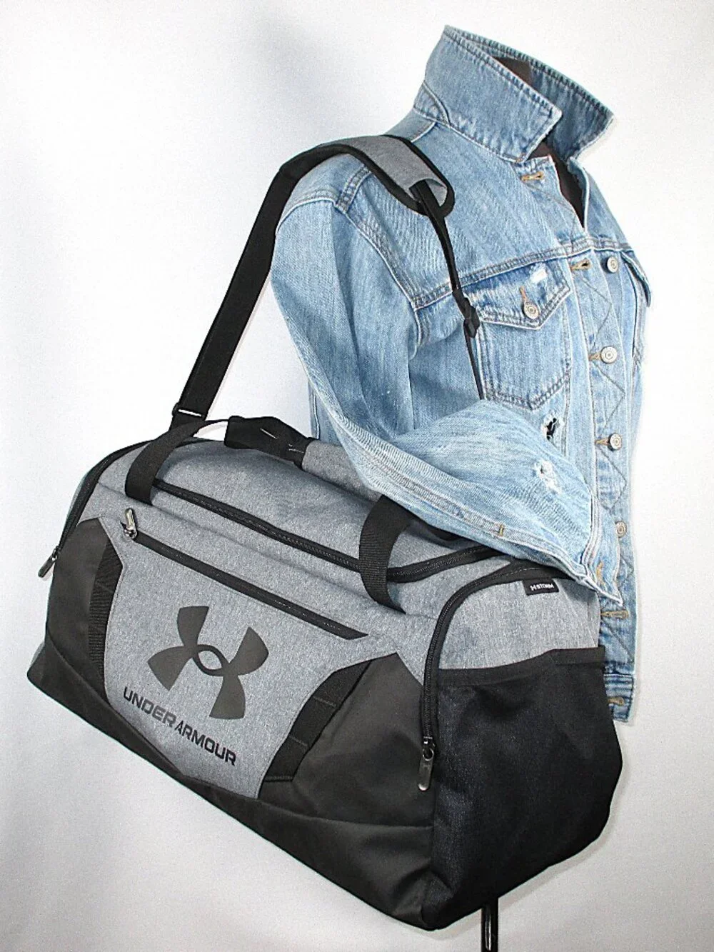UNDER ARMOUR 